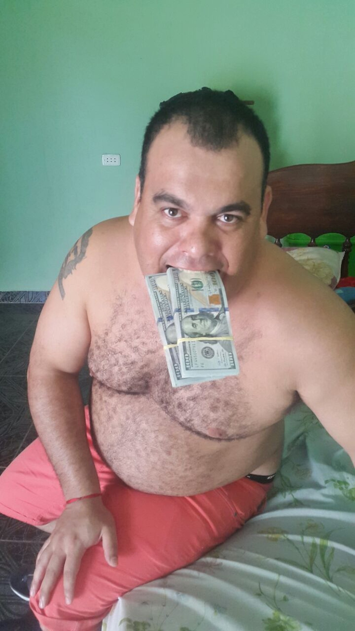 Fat daddy killed after money selfie