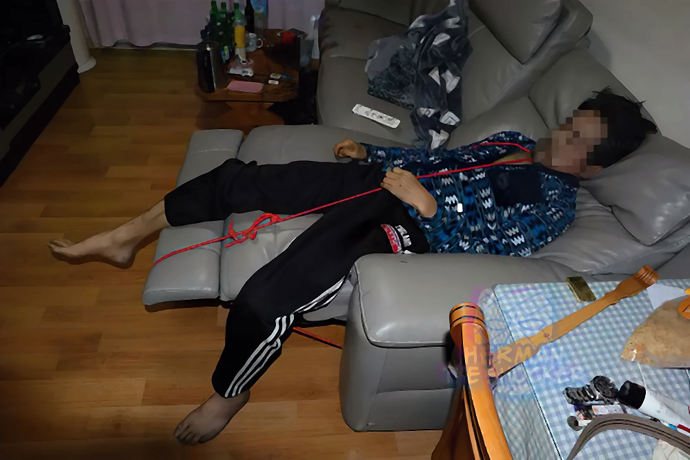 Self-Ligature Strangulation By Utilizing A Recliner