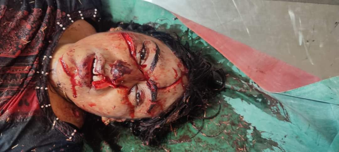 INDIA: BEAUTIFUL WOMAN STABBED BY HUSBAND.