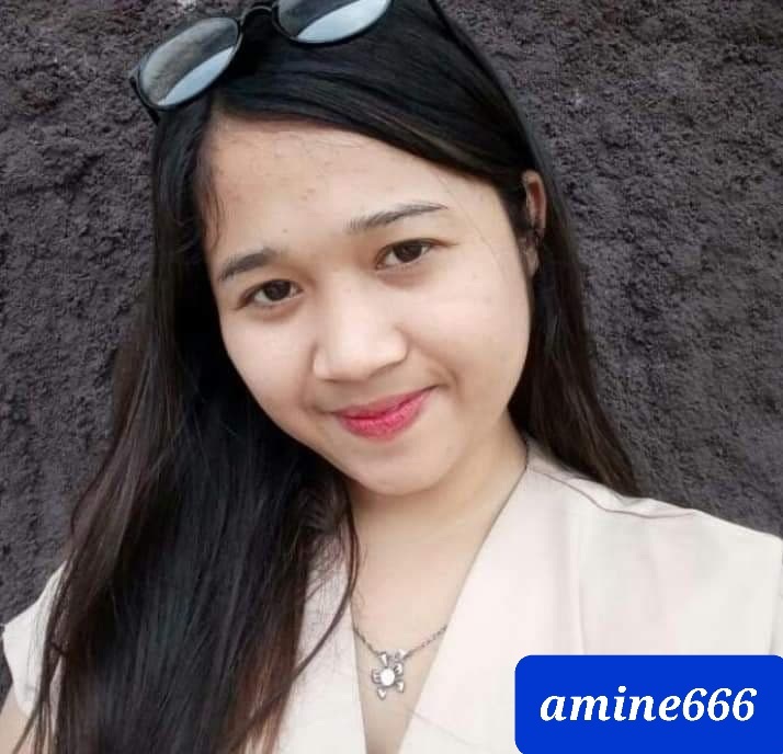 Chinese girl crashed dead under big truck