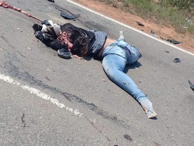 Chinese girl crashed dead under big truck 