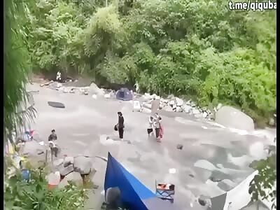 Many people die in a sudden flash flood in China scenic spot.