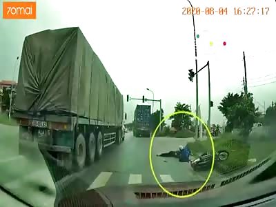 Containers run recklessly to crush female students' legs