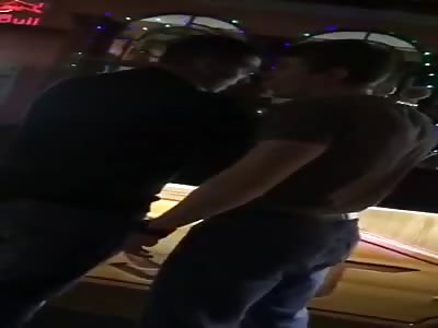 Man gets knocout in the bar 