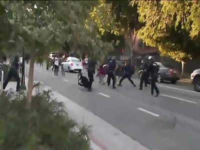 Crowd attack heavily armed police 