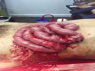Intestines outside moving - La Tía Del Gore 