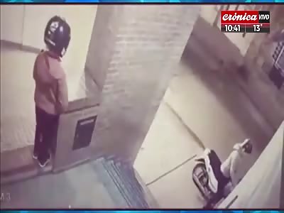 Girl defends her mother from being attacked