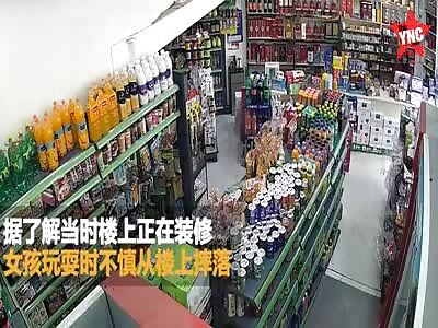 Santa? Not only the girl fell into the supermarket!