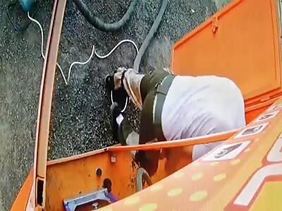 Near Kaluga, the hose was poorly fixed at a mini gas station