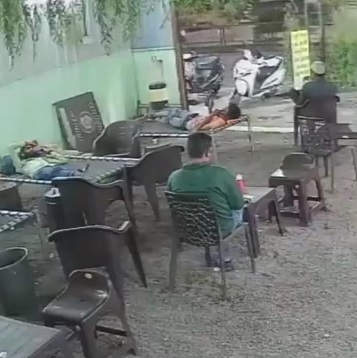 Car Slams Into Busy Bar In Surat (Full)