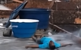 Dude touches electric wires and gets Barbqued