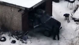 UA FPV drone targets a RU soldier and his Lada Niva