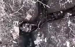 The grenade falls between two RU soldiers and explodes