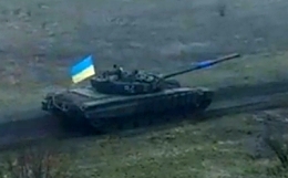 Ukrainian tank attacking a RU trench at close range