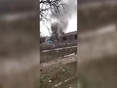 Ukraine, bomb-hit village: bodies on the street
