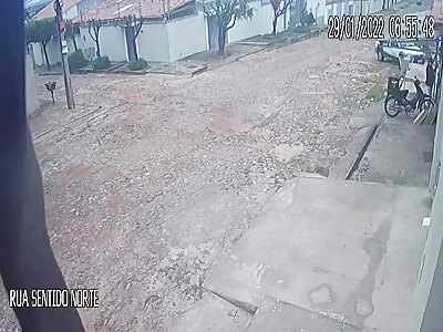 Man shot while reacting to robbery