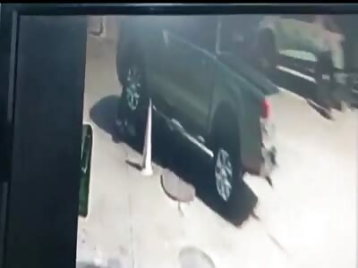 Damn, driver in a giant pickup crushes worker