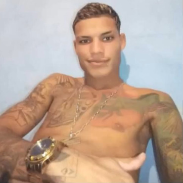 Gang Members Finish Off Wounded Rival With Headshot.