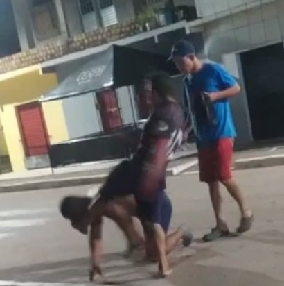 Man Cruelly Beaten by a Shorty Good Kicking