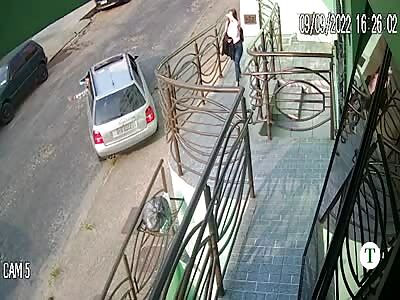 60-year-old man is knocked out by young man