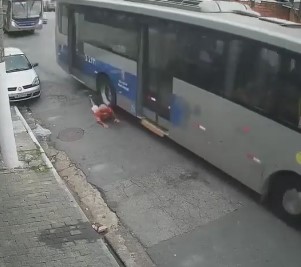 old man hit by bus when alerting driver for misuse of mask against cov