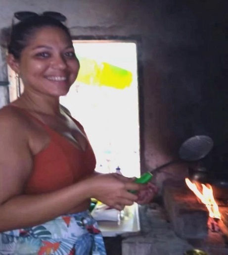 Woman Is Stabbed In The Neck And Dies In Hospital