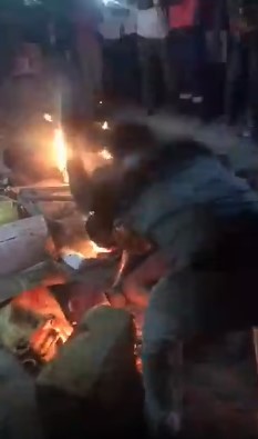 Brutal and merciless, thieves burned alive in tire flames