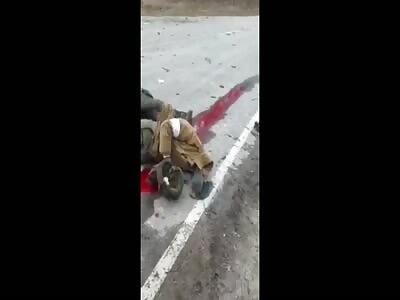 Ukrainian soldiers torture and kill Russian soldiers by shooting