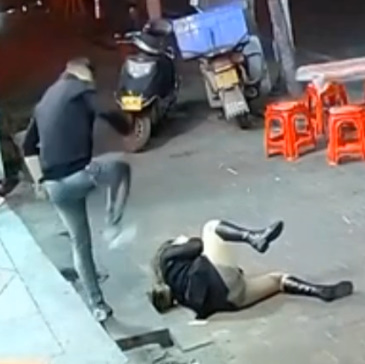 Meet Another Scumbag Who Beats Woman Brutally.