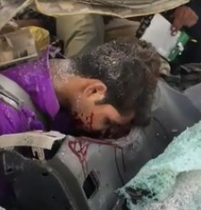 Guy Gives His Last Breaths Inside Car After Accident