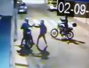 Off Duty Cop Waits For the Right Moment and Sends Thief to Hell