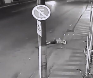 Man tries to Take On 10 Cops in a Fire Fight..Doesn't End Well 