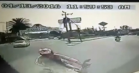 Suicidal Rider goes Head First into Truck all Caught on Dashcam 