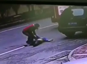 Left a Mess..Man Commits Suicide by Jumping under a Trucks Tires 