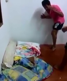 Thai drug dealers beating a man bloody for not paying for the drug   ...