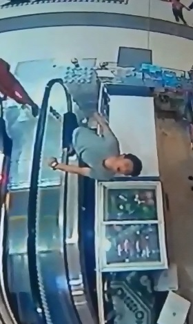 Poor man just Shopping is Electrocuted to Death on Escalator
