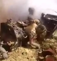 People tries to save 2 guys in burning vehicle but is too late