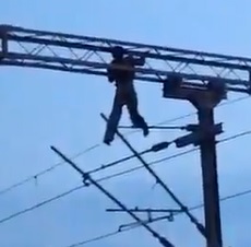 Moronic Dude Zapped to Death