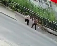 FINAL DESTINATION: Street Swallows Two Women (Good Quality)