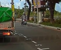 Motorcycle Disintegrates in 3..2..1