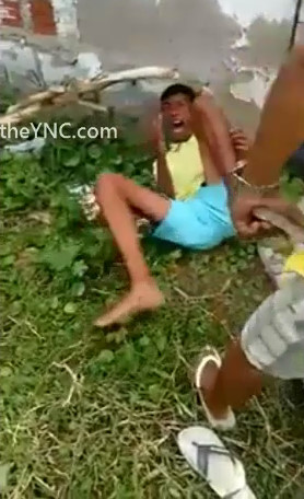 Thief Gets Hit With Sticks After Robbing In Favela