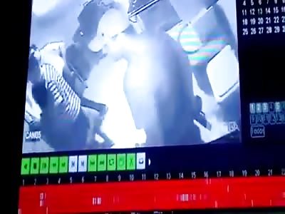 Off duty cop waits the right moment and kills thief with point blank shot