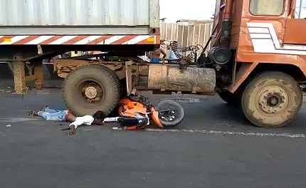 The Body of the Motorcyclist Remains Crushed by a Huge Truck (Watch Till the End)