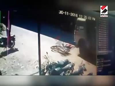 Horrible death of cyclist crushed by a truck