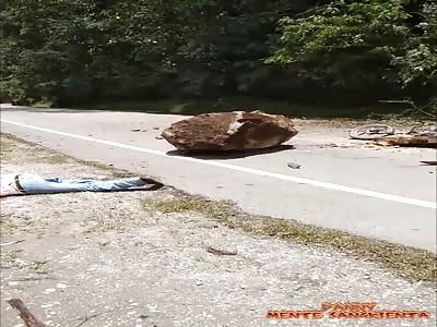A MAN DIES WHEN A ROCK FALLS IN THE HEAD