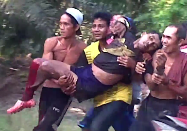 THE HUNGRY CROCODILE ATE ONE LEG OF THE DUDE!