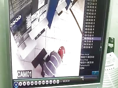 MAN STOLEN WEAPON FROM ROBBER