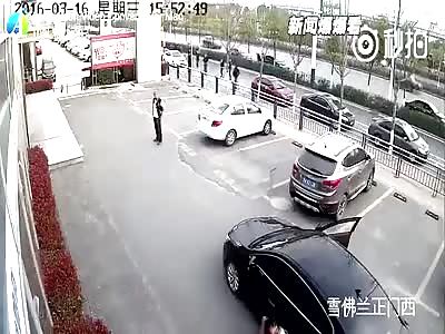 HUGE GROUP OF PEOPLE BREAKING CAR SHOP AND SERIOUSLY HURT EMPLOYEES