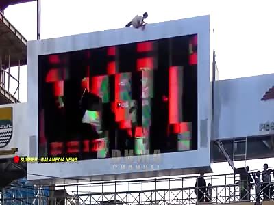 SUICIDE: MAN LEAPS TO DEATH AMID THE TRAFFIC DENSITY