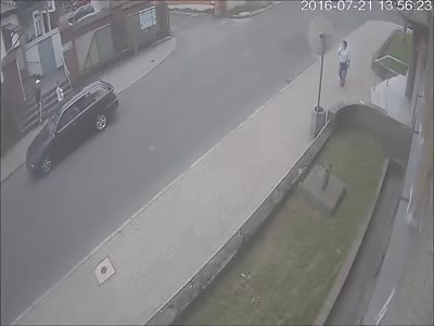 ROAD RAGE: MAN ATTEMPTS TO ESCAPE FROM CRAZY DRIVER